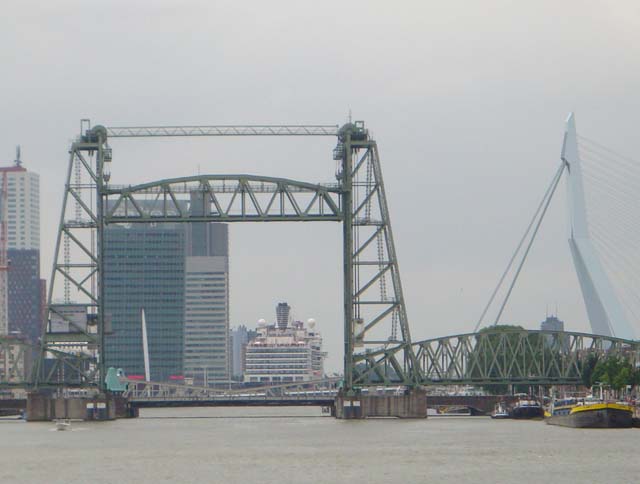 Cruiseschip ms Eurodam van de Holland America Line aan de Cruise Terminal Rotterdam